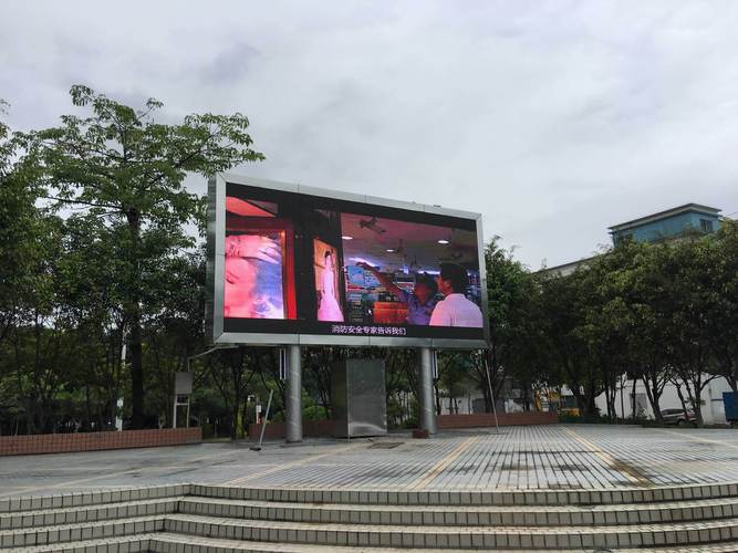12日南充广告市场LED显示屏制作加工安装报价——华蔓广告公司